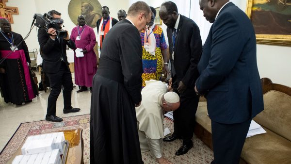 Pope Francis kneels and kisses feet of South Sudan leaders lailasnews