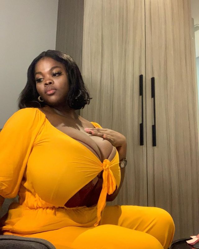 Busty Nigerian lady ignores