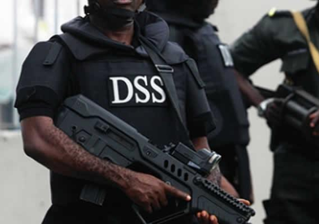 DSS Arrests Syndicates Hawking New Naira Notes The Department of State Services (DSS) has been arrested some members of organized syndicates involved in the sale of new naira notes.This is coming a day after the Central Bank of Nigeria (CBN) extended the deadline to swap the old naira notes for the new notes to the 10th of February.In a statement released on Monday, the spokesman of DSS said the alleged syndicates who connived with some commercial bank officials were arrested.The statement reads:“The Department of State Services (DSS) hereby informs the public that it has intercepted some members of organised syndicates involved in the sale of the newly redesigned naira notes. “In the course of its operations, in this regard in parts of the country, it was also established that some Commercial Bank officials are aiding the economic malfeasance. “Consequently, the Service warns the currency racketeers to desist from this ignoble act. Appropriate regulatory authorities are, in this same vein, urged to step up monitoring and supervisory activities to expeditiously address emerging trends. “It should be noted that the Service has ordered its Commands and Formations to further ensure that all persons and groups engaged in the illegal sale of the notes are identified. Therefore, anyone with useful information relating to this is encouraged to pass the same to the relevant authorities.”