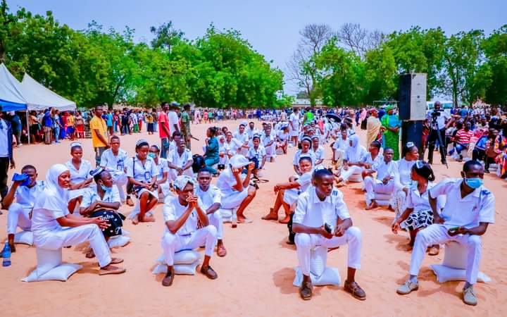 Nasarawa gov distributes palliatives to students