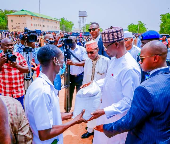 Nasarawa gov distributes palliatives to students